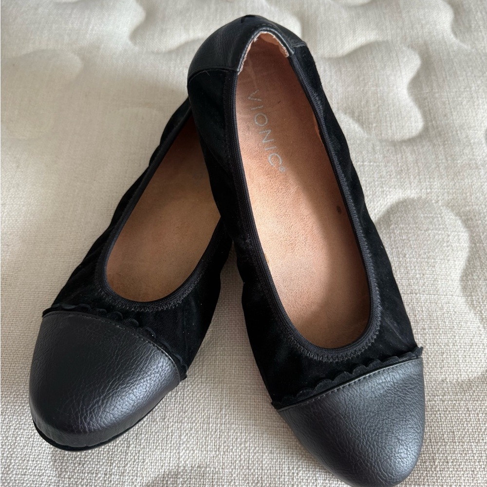 Vionic Women's Black and Gray Flats